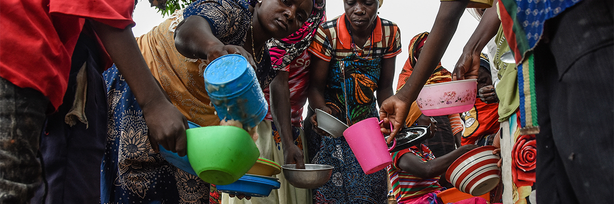 People distributing food